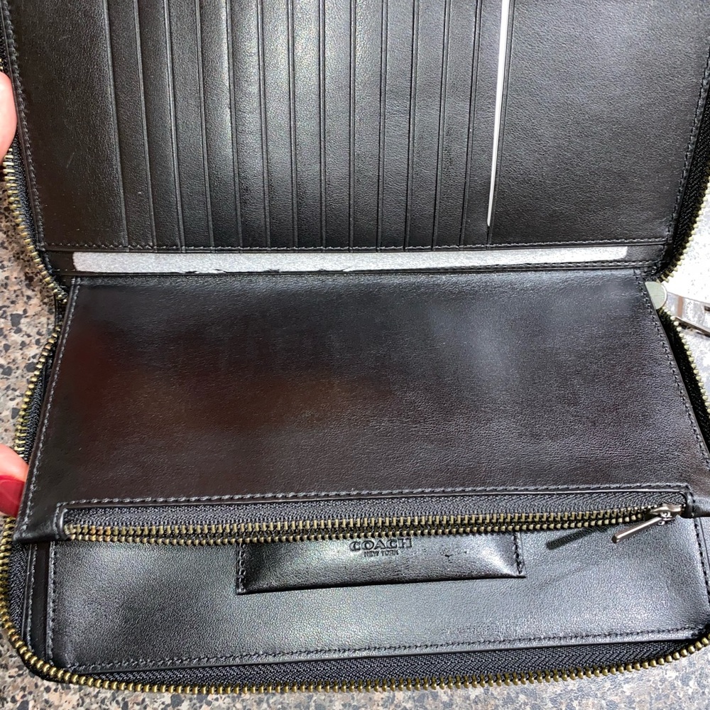 Coach, Black leather, men’s travel zip wallet - Picture 4 of 5